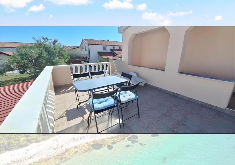 Patio, Day, Natural landscape, Balcony/Terrace, Seating area