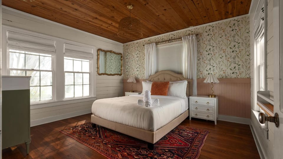 Southern Charm off The Square Sleeps 10 Firepit House in Georgetown