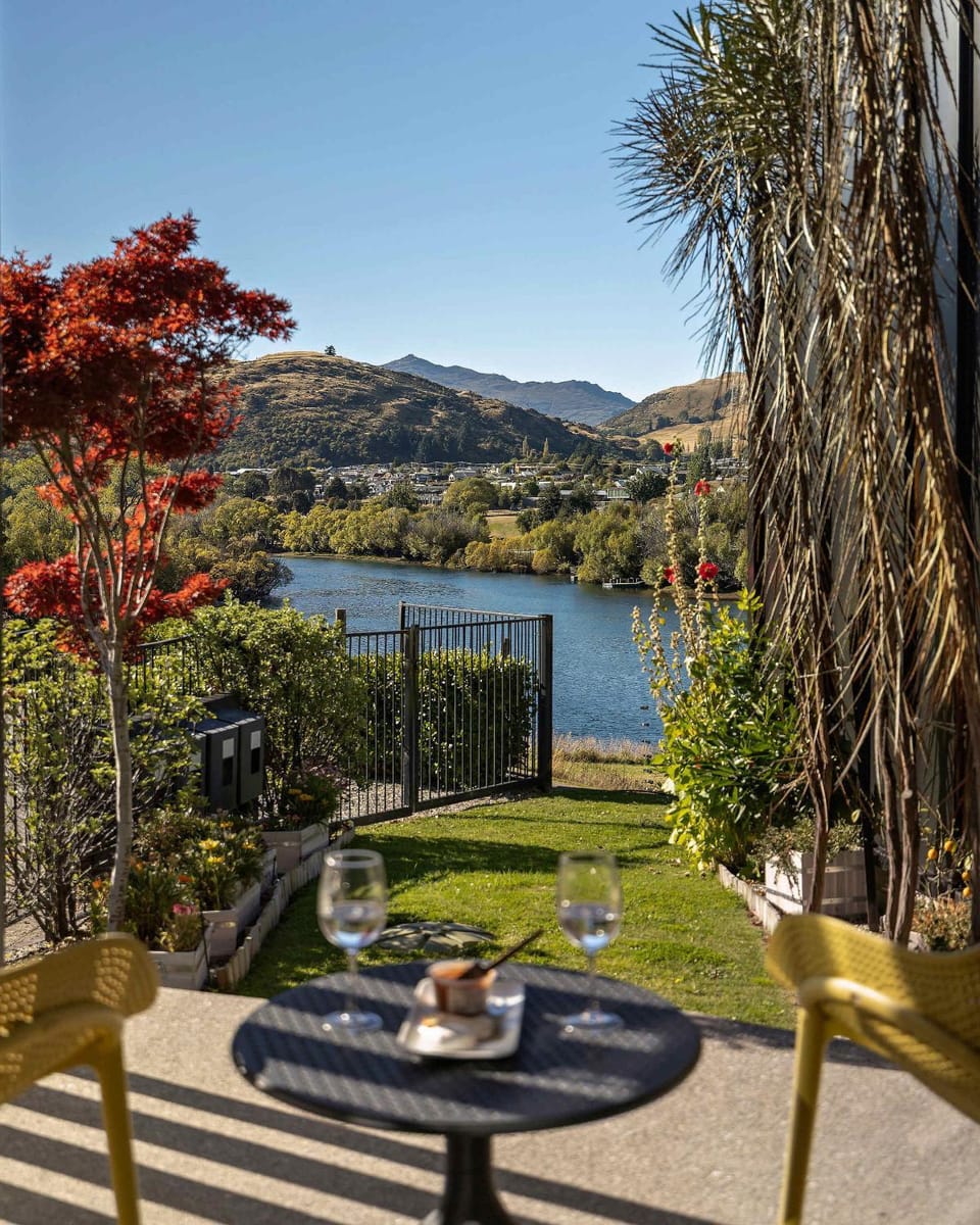 Patio, Dining area, Garden view, Lake view, Mountain view