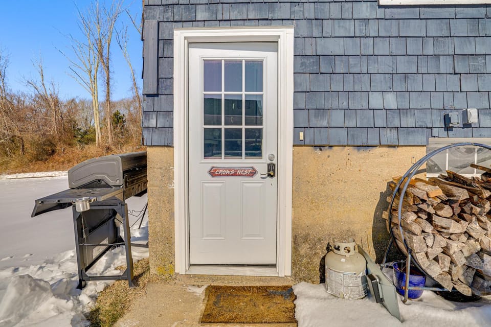 Easy Beach Access! New London Apt w/ Kitchenette Apartment in New London
