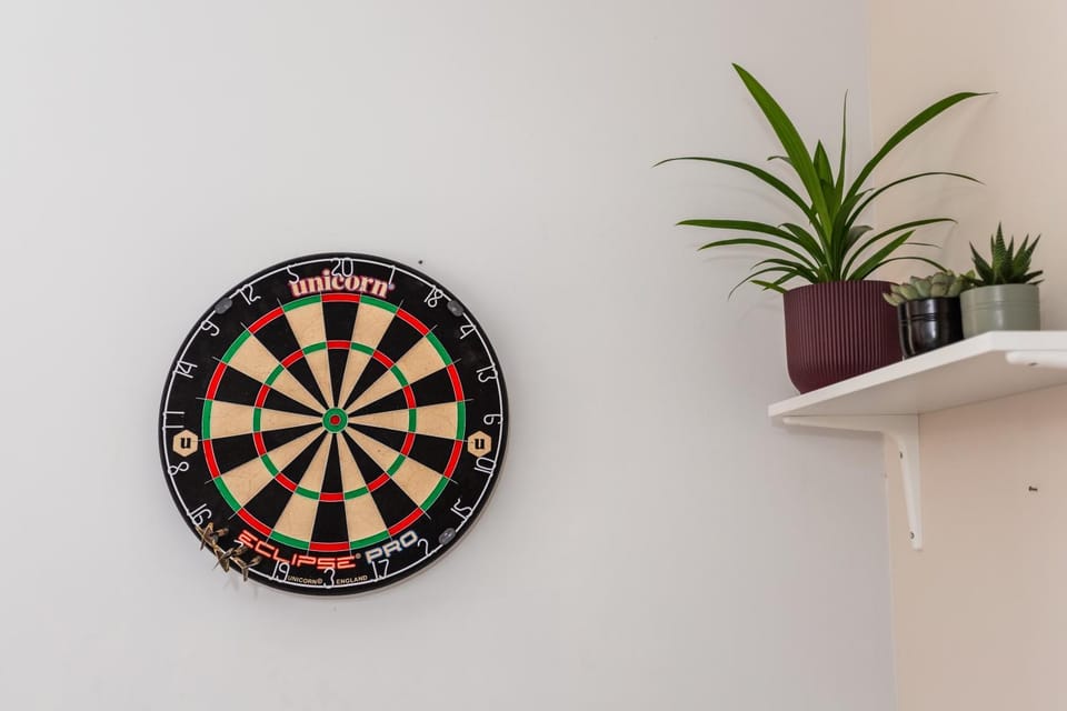 Darts, Living room