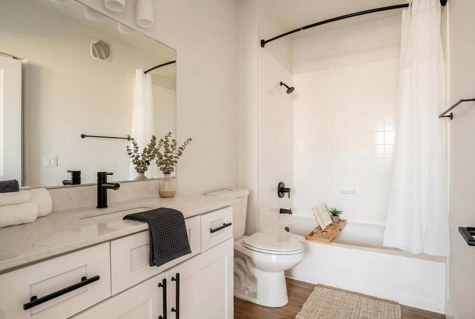 Boulevard Stays Luxe 2BR Near Stadium - Pool Parking & Gym Apartment in Glendale