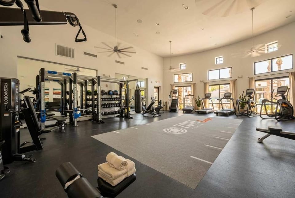 Boulevard Stays Luxe 2BR Near Stadium - Pool Parking & Gym Apartment in Glendale