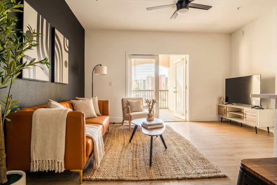 Boulevard Stays Luxe 2BR Near Stadium - Pool Parking & Gym Apartment in Glendale