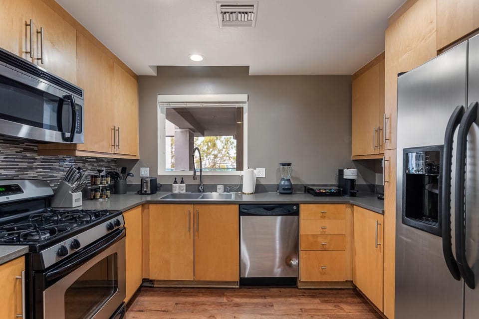 Coffee/tea facilities, dishwasher, microwave, stove, toaster, kitchen