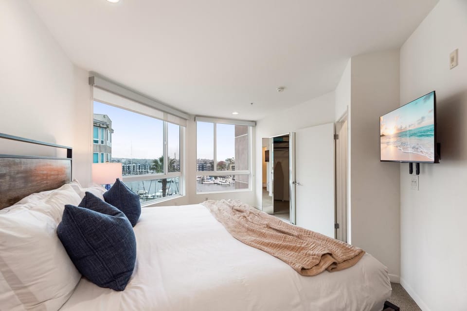 Bed, Bedroom, Sea view