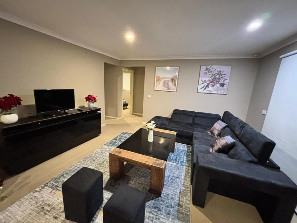 Modern Cobblebank Family Home with Double Garage House in Melton