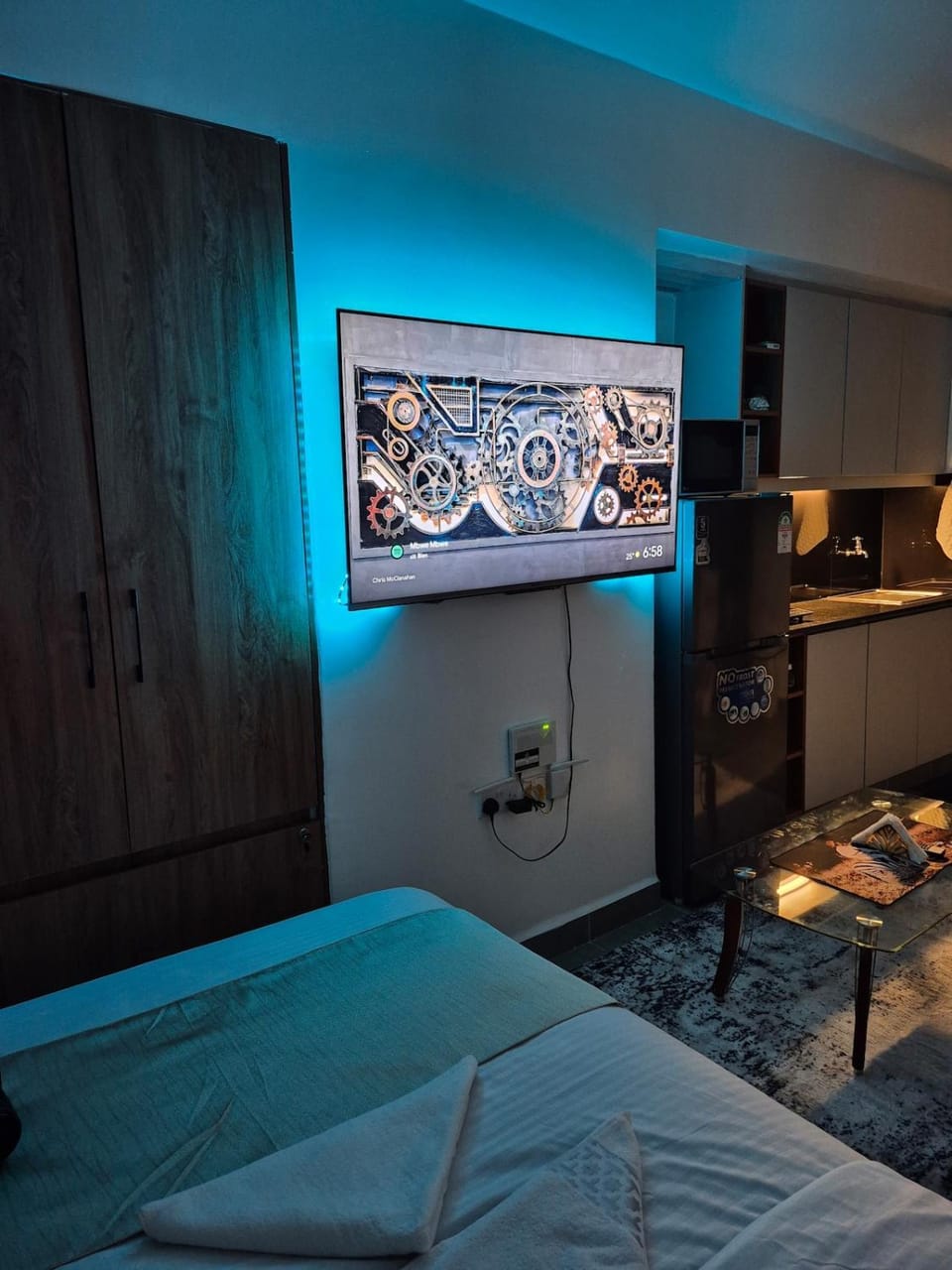 Bed, TV and multimedia, Evening entertainment, Bedroom