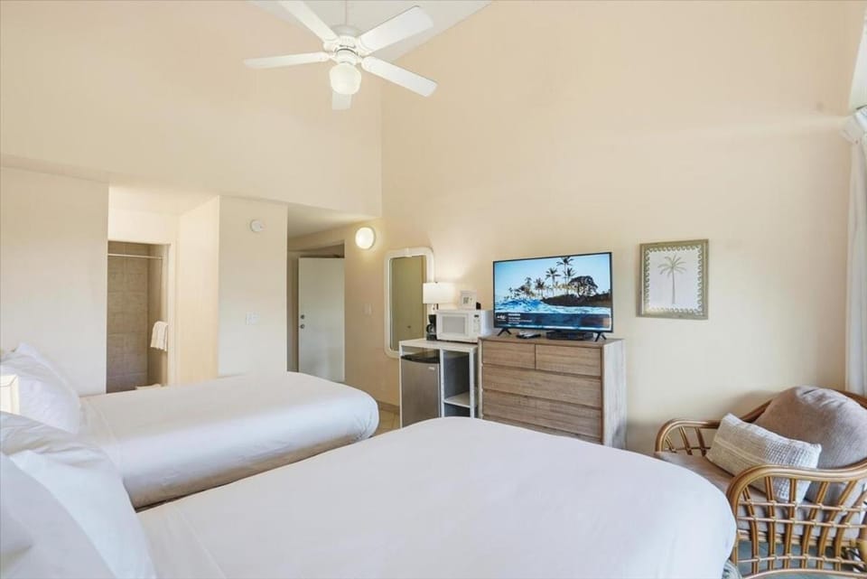 Bed, TV and multimedia, Bedroom