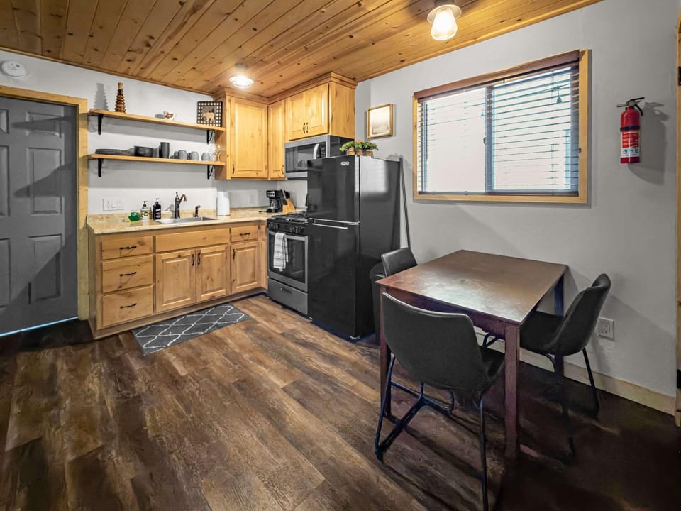 Holmes Hub Cabin Cabin in Southern California
