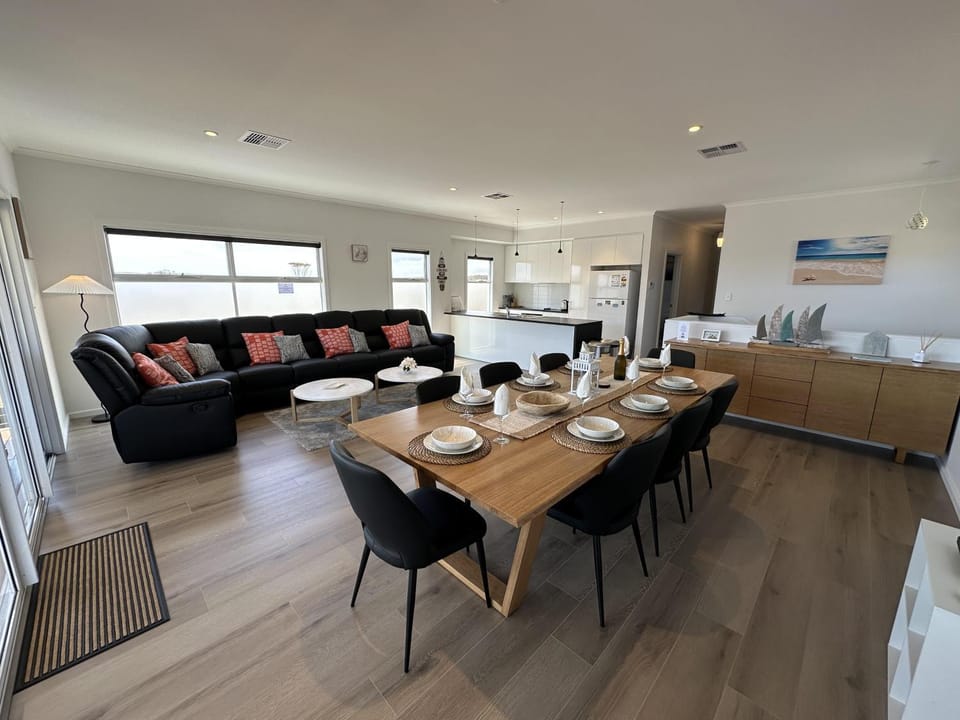 Living room, Food and drinks, Seating area, Dining area, Food
