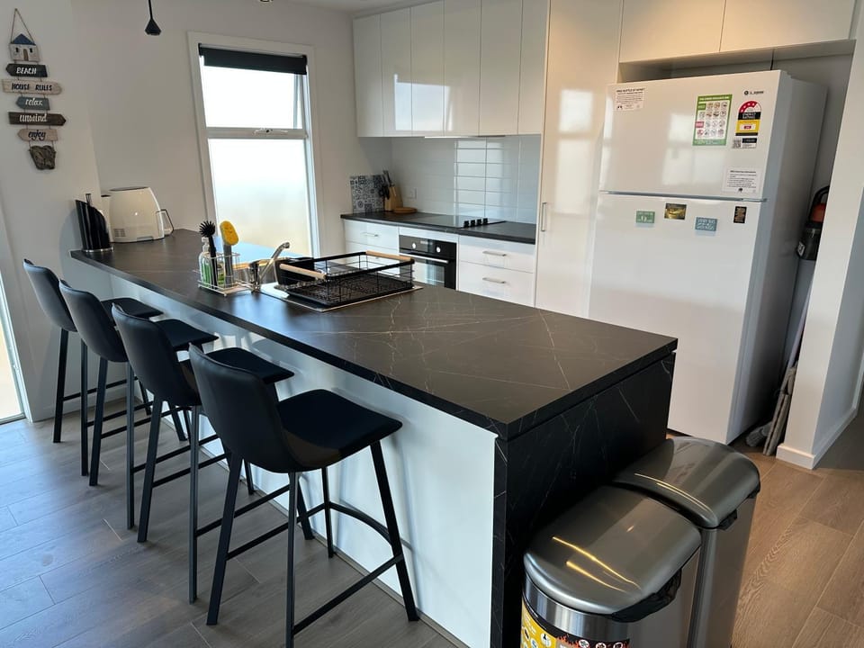 Coffee/tea facilities, Food, Breakfast, dishwasher, microwave, oven, stove, toaster, kitchen