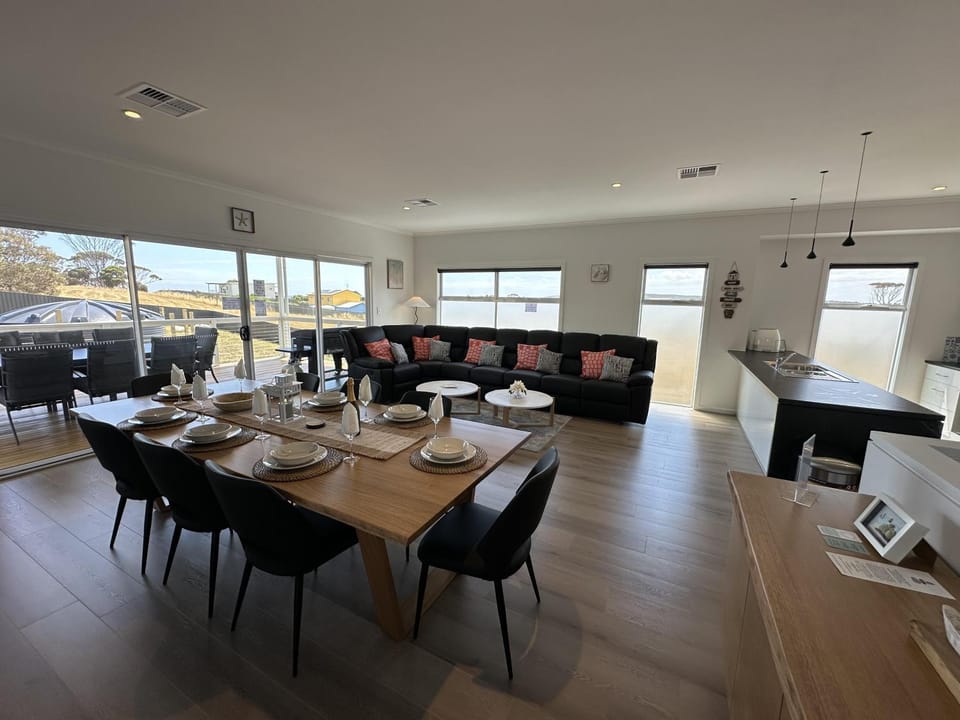 TV and multimedia, Kitchen or kitchenette, Living room, Seating area, Dining area
