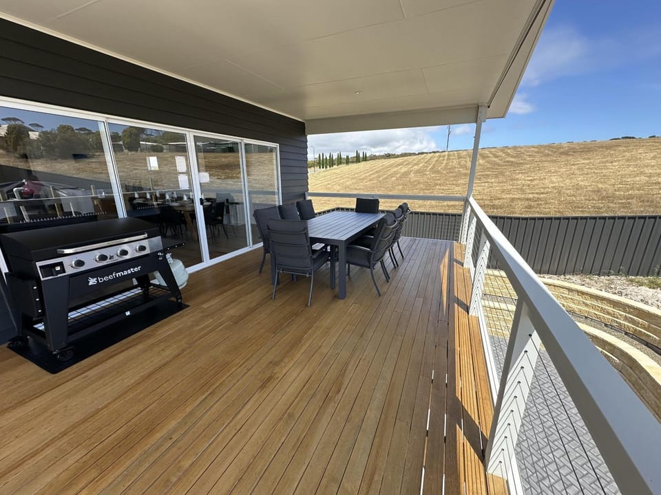 Day, BBQ facilities, View (from property/room), Balcony/Terrace, Dining area, Evening entertainment