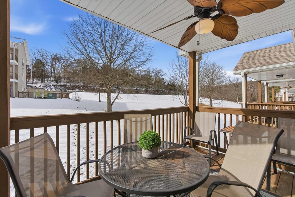 Fall Creek Farmhouse For 6 House in Branson