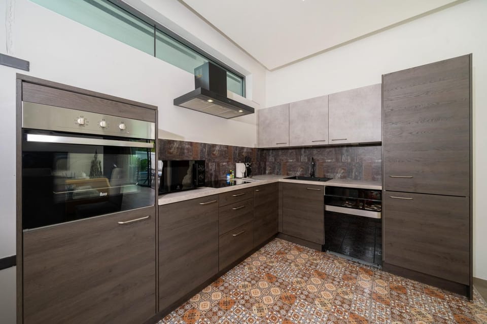 Coffee/tea facilities, Kitchen or kitchenette, oven, stove, toaster