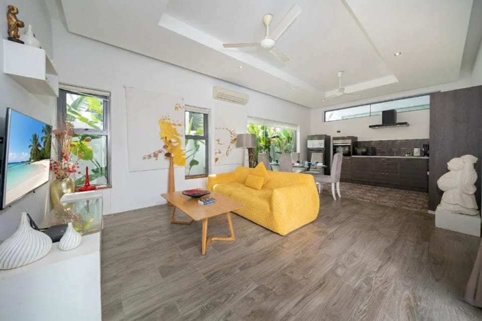 TV and multimedia, Kitchen or kitchenette, Living room, Seating area