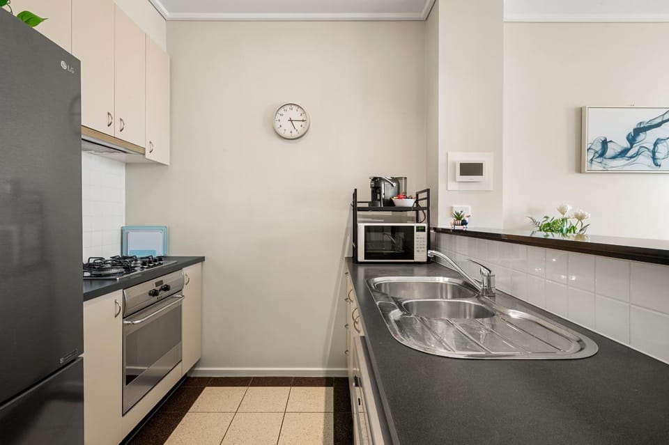 Super Central Apt with Parking, Tennis, Pool & Gym Apartment in Southbank