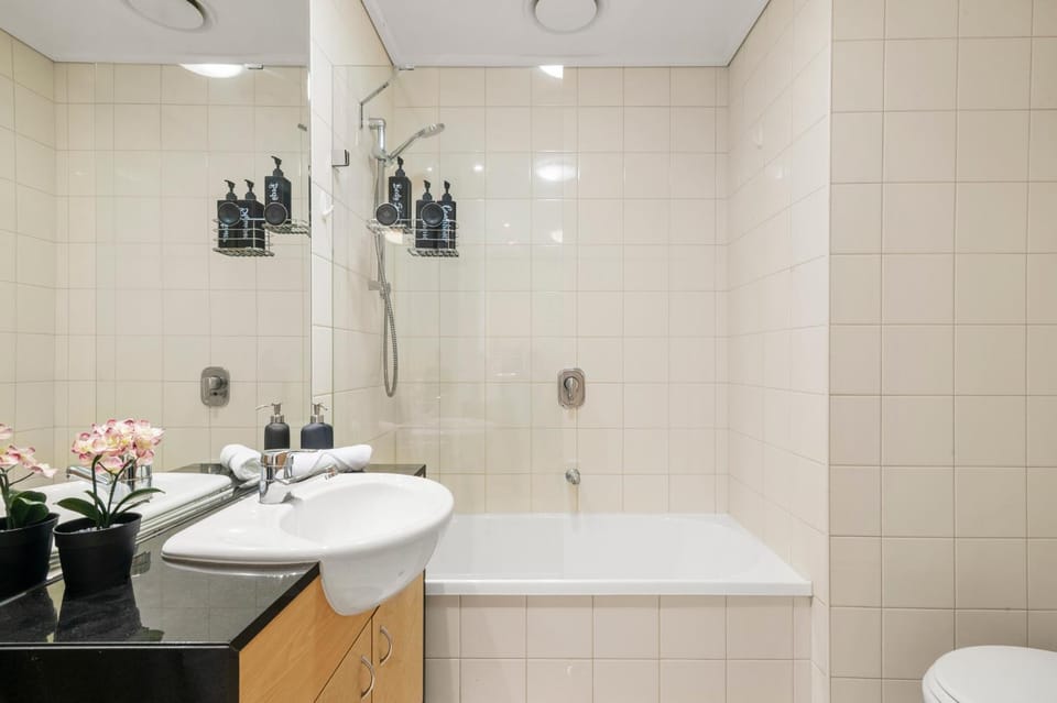 Super Central Apt with Parking, Tennis, Pool & Gym Apartment in Southbank