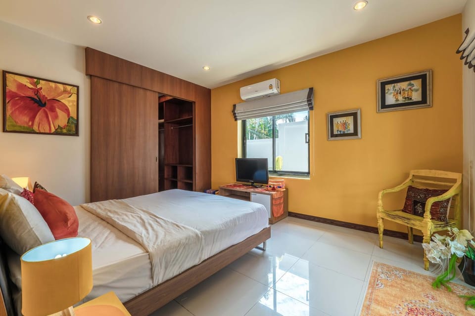Bed, TV and multimedia, Seating area, Bedroom, wardrobe