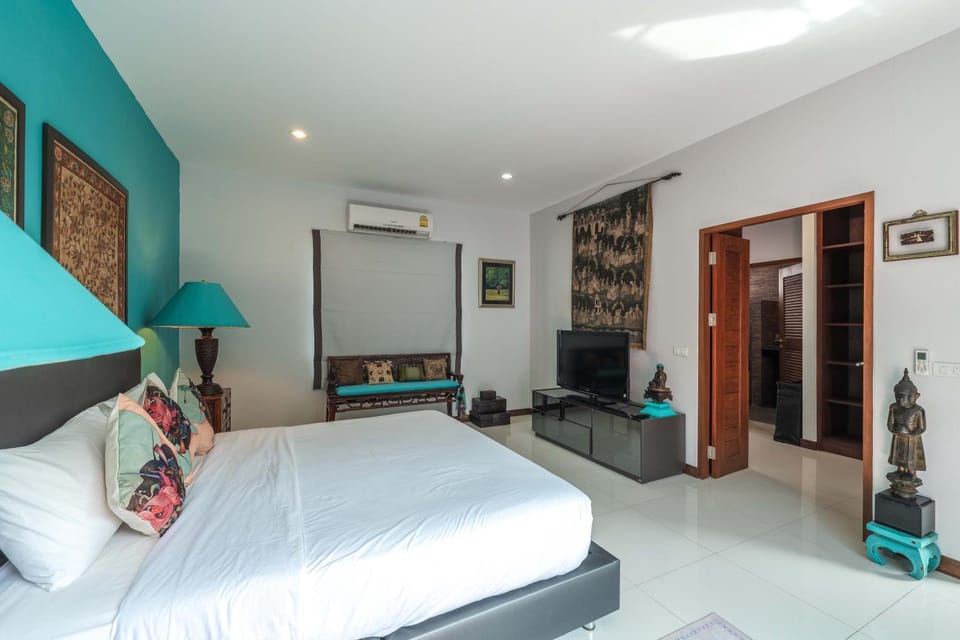 Bed, TV and multimedia, Bedroom, wardrobe, air conditioner