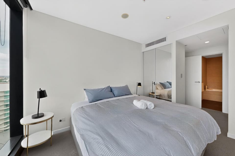 Bed, View (from property/room), View (from property/room), Bedroom, City view, City view, wardrobe