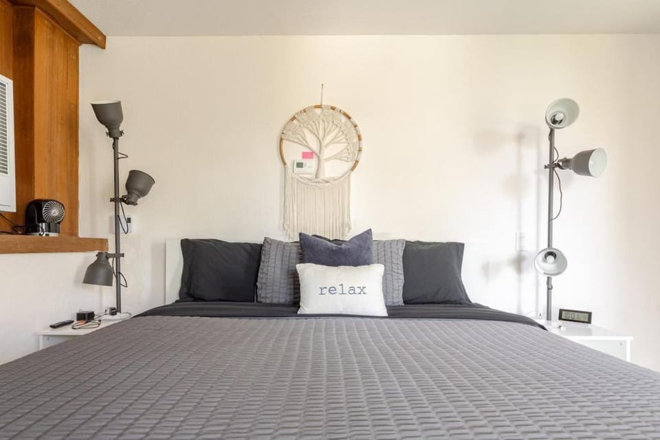 Modern 2 BR 2BA Biz Friendly Duplex with Fast Wi-Fi and Workspaces Apartment in Point Richmond