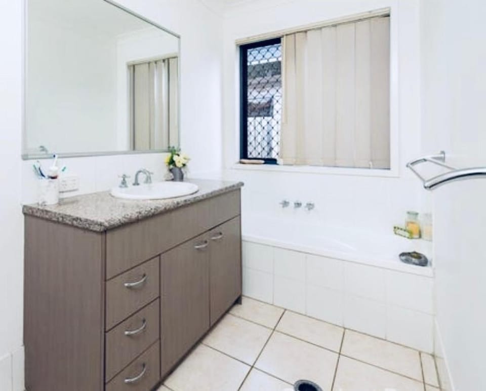 House 4-bed 2-bath Caboolture South House in Caboolture
