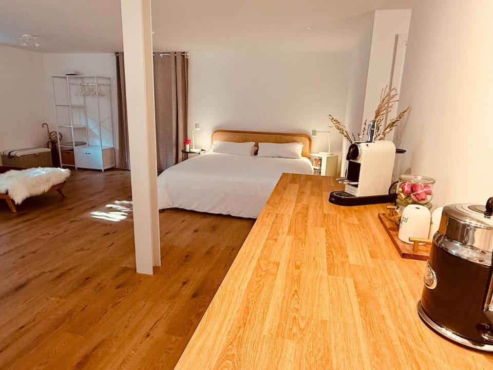 Bed, Kitchen or kitchenette, Photo of the whole room, Bedroom