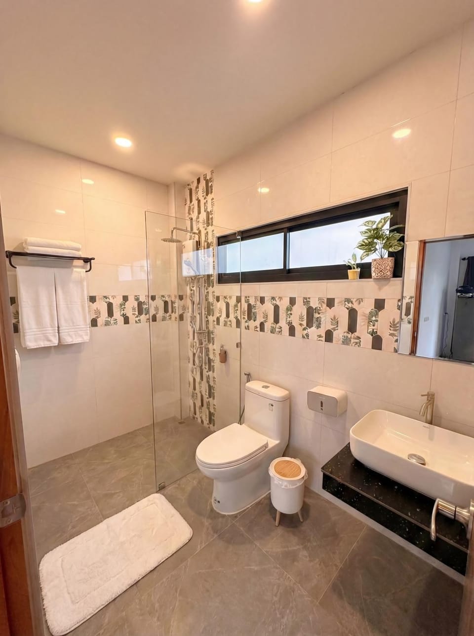 Shower, Toilet, Bathroom, Bath, bidet, towels