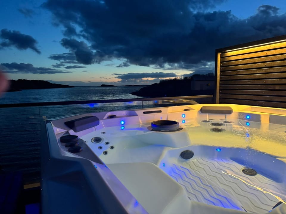 OceanView Karmoy Jacuzzi, Sauna & Sea Views House in Rogaland