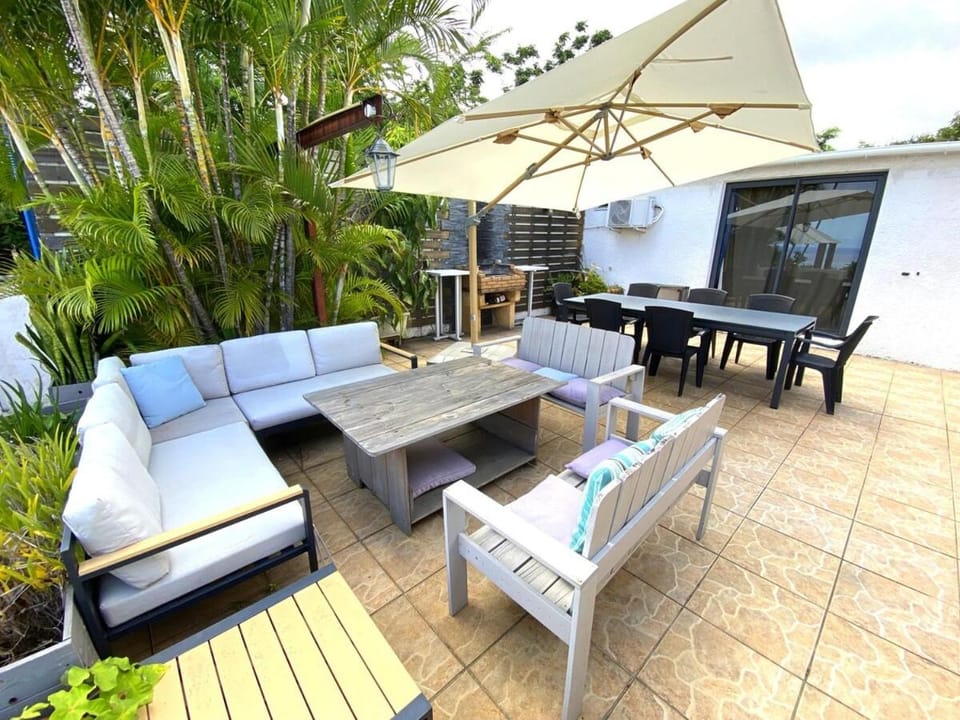 Property building, Patio, Balcony/Terrace, Dining area