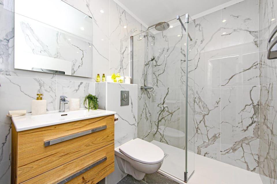 Shower, Toilet, Bathroom, towels