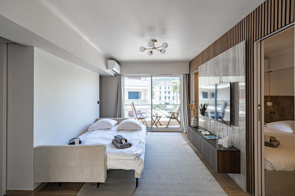 Bed, TV and multimedia