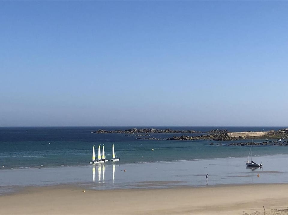 Charming vacation home with private pool, close to shops and sea House in Finistere