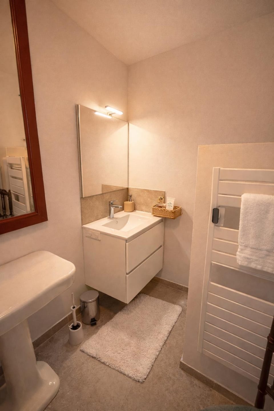 Toilet, Bathroom, towels