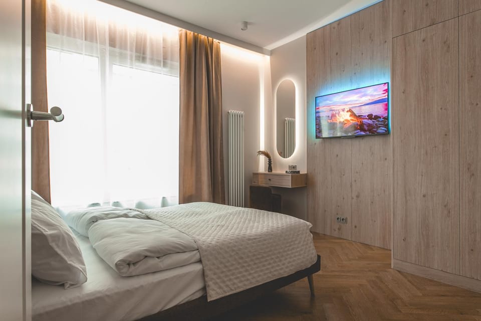 Bed, TV and multimedia, Photo of the whole room, Bedroom