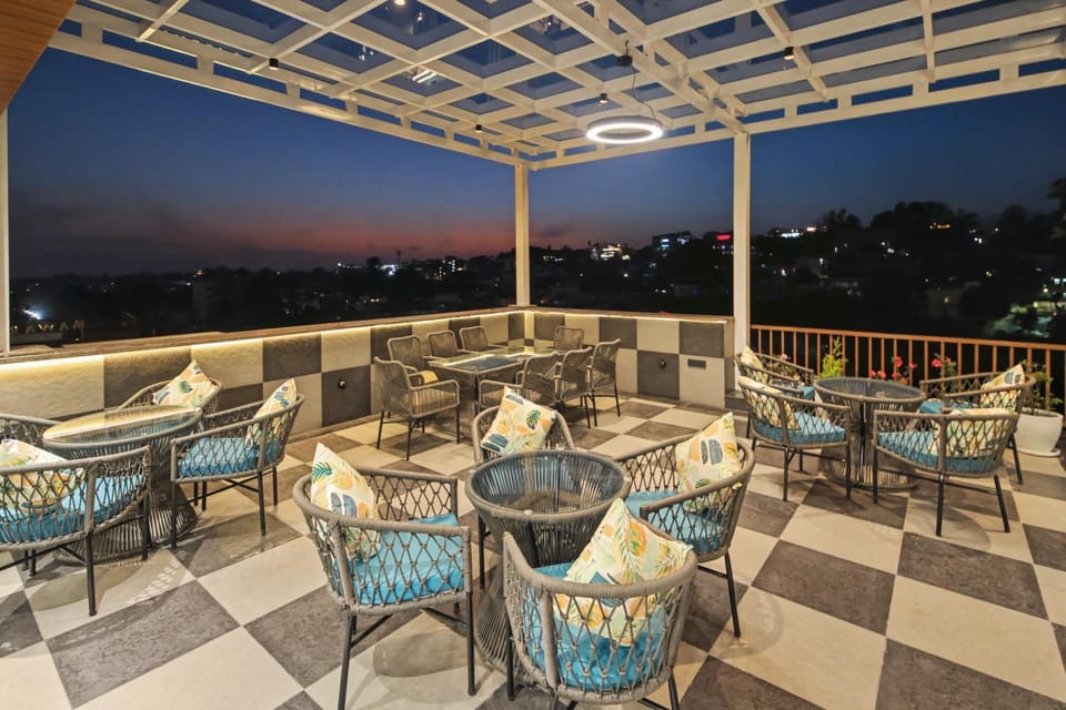 Restaurant/places to eat, Balcony/Terrace