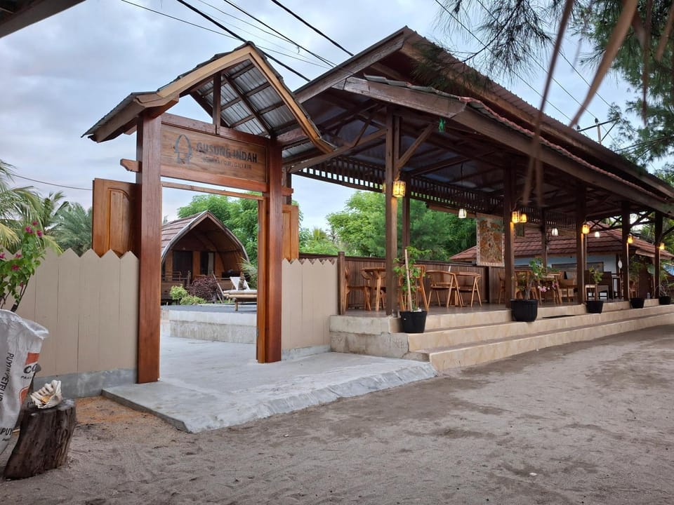 Restaurant/places to eat, Facade/entrance, Property logo or sign, Street view, Area and facilities