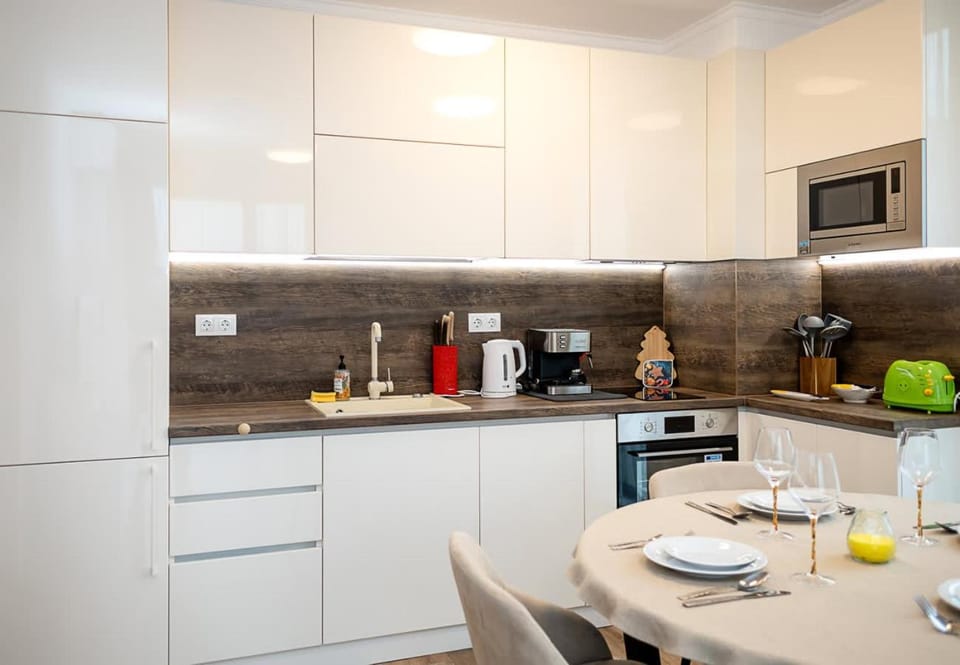 Coffee/tea facilities, Kitchen or kitchenette, Dining area, stove, toaster