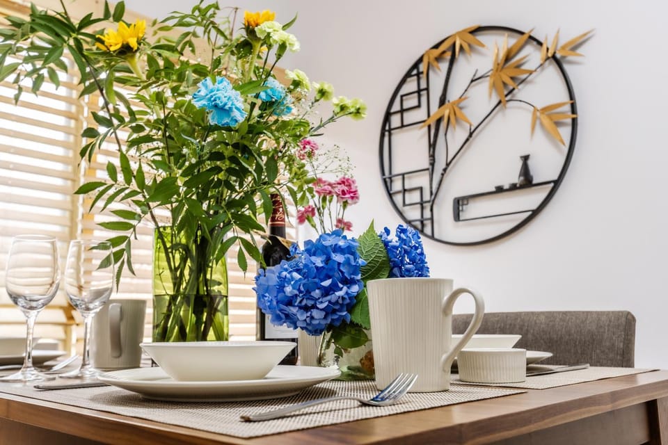 Living room, Decorative detail, Seating area, Dining area