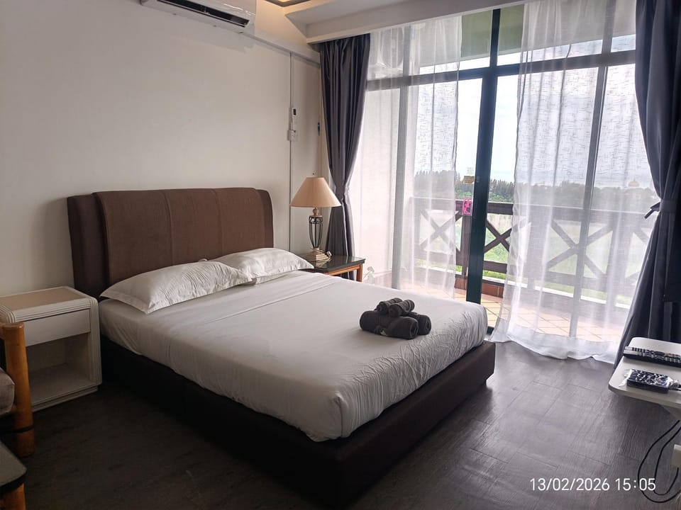 1 Bedroom with 1Queen 1 single, Hall Queen, Sea Pool View Apartment in Malacca