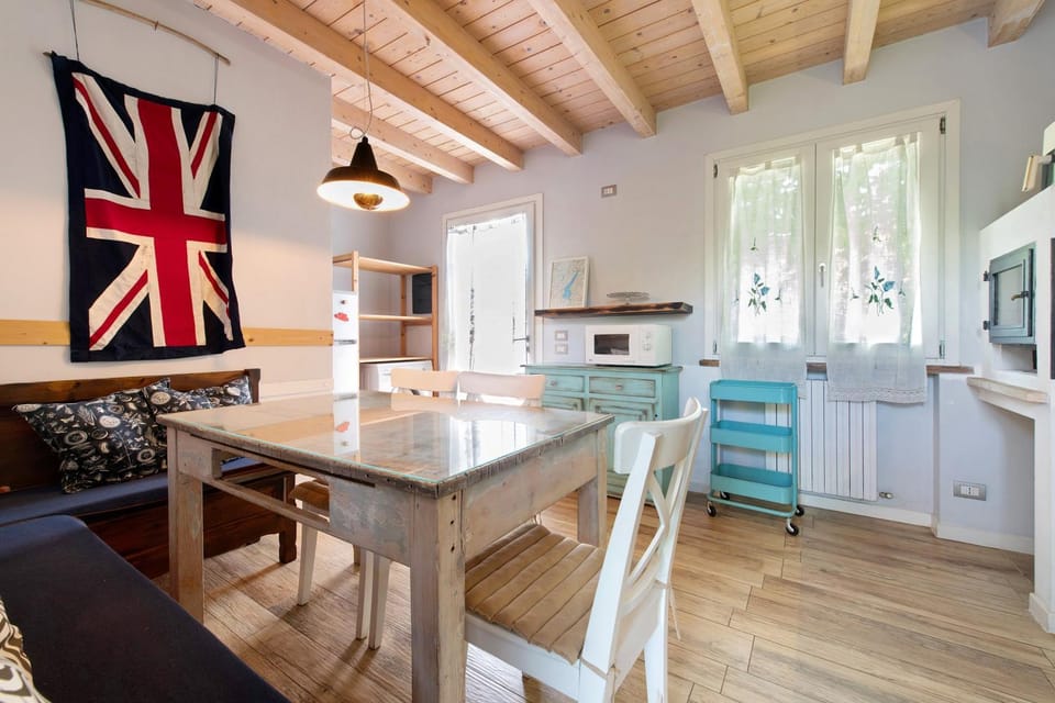 Property building, Kitchen or kitchenette, Living room