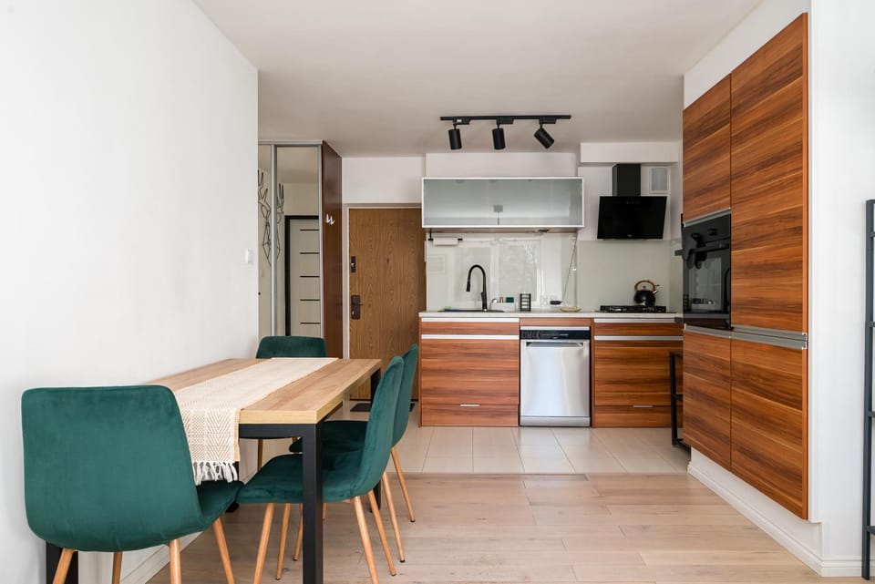 Kitchen or kitchenette, Dining area, microwave, oven