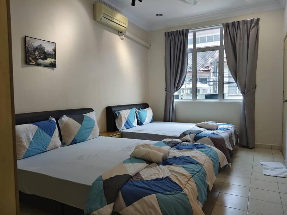 Warmy 4 Bedrooms Double Storey Homestay, Few mins to Town, by MR HOMESTAY House in Perak Tengah District