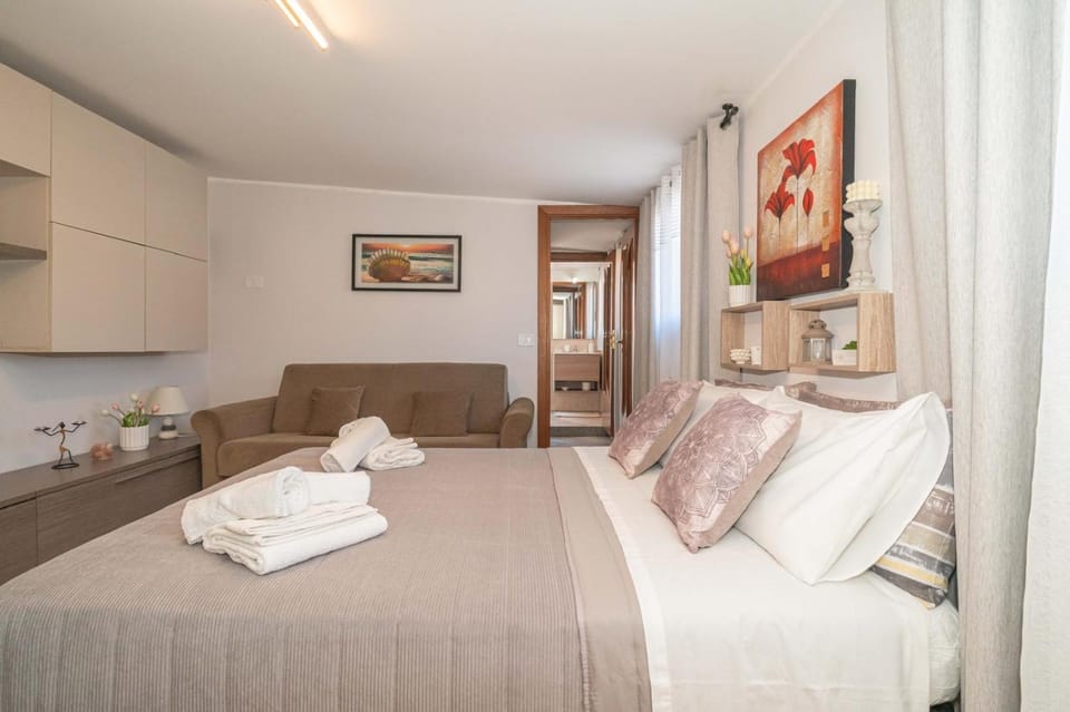 Bed, TV and multimedia, Living room, Photo of the whole room, Bedroom, towels