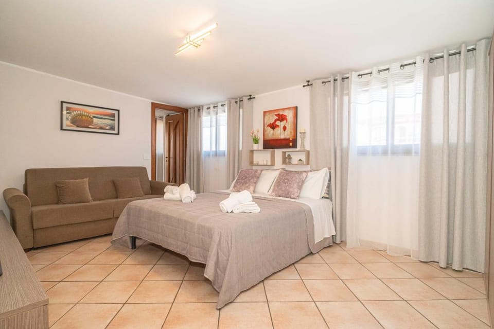 Bed, Living room, Photo of the whole room, Seating area, Bedroom, towels