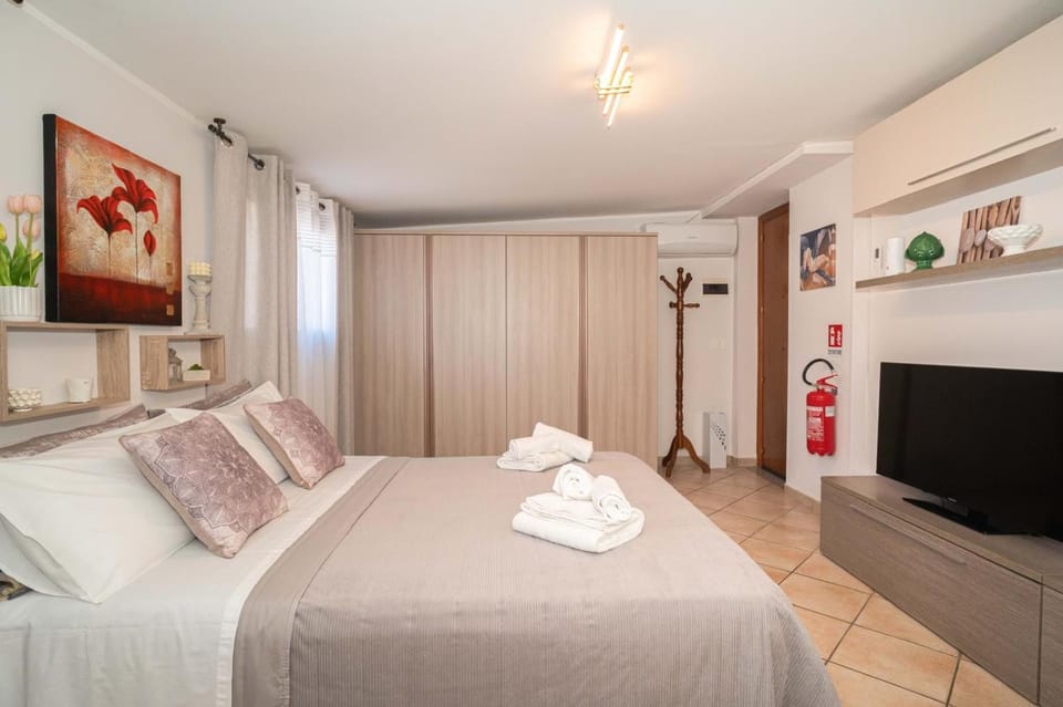 Bed, TV and multimedia, Photo of the whole room, Bedroom, towels, wardrobe