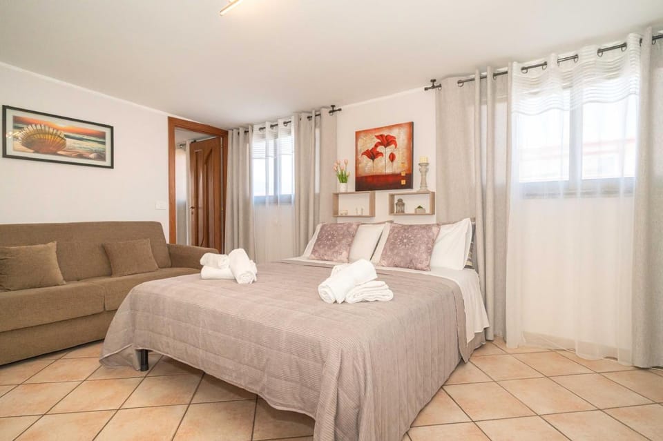 Bed, Seating area