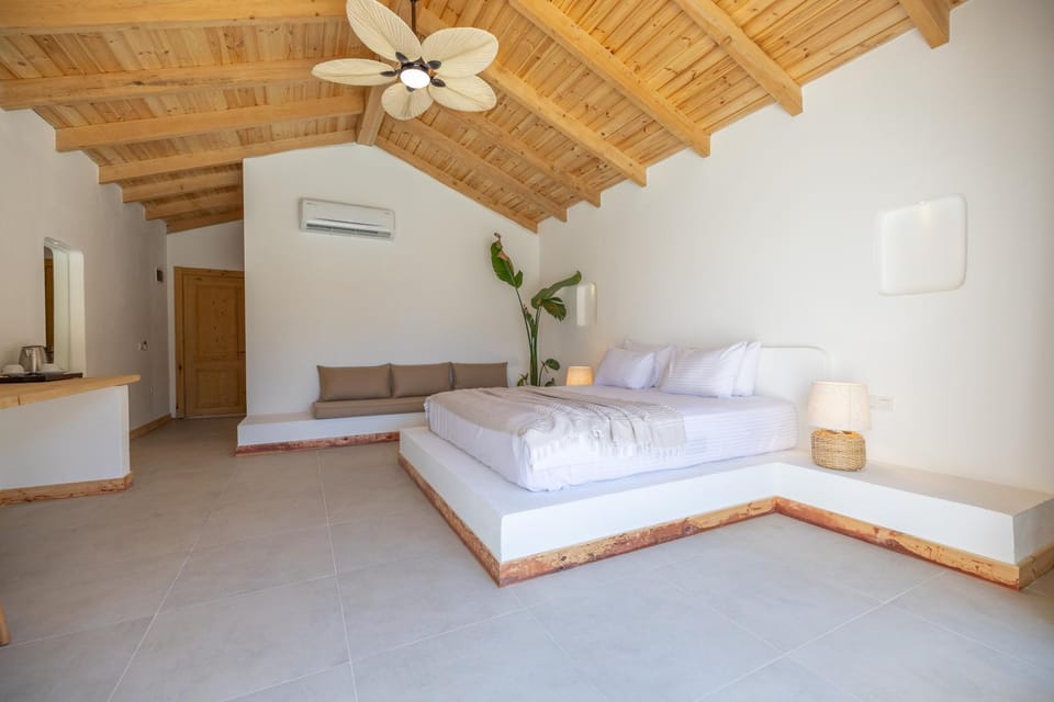 Photo of the whole room, Seating area, Bedroom